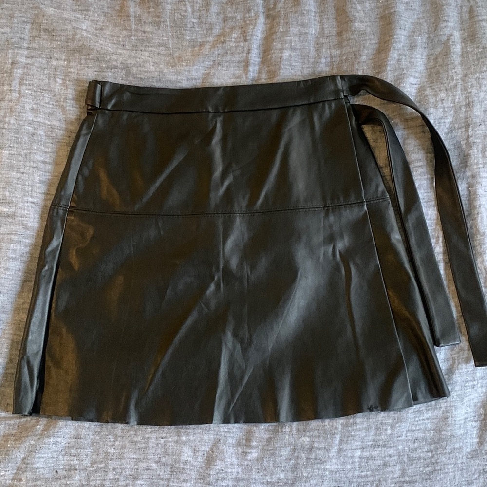 Aritzia Wilfred Free - Black Wrap Skirt